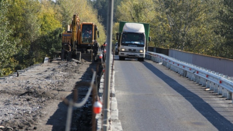 На мосту в Воронежской области сузили проезжую часть и ограничили скорость