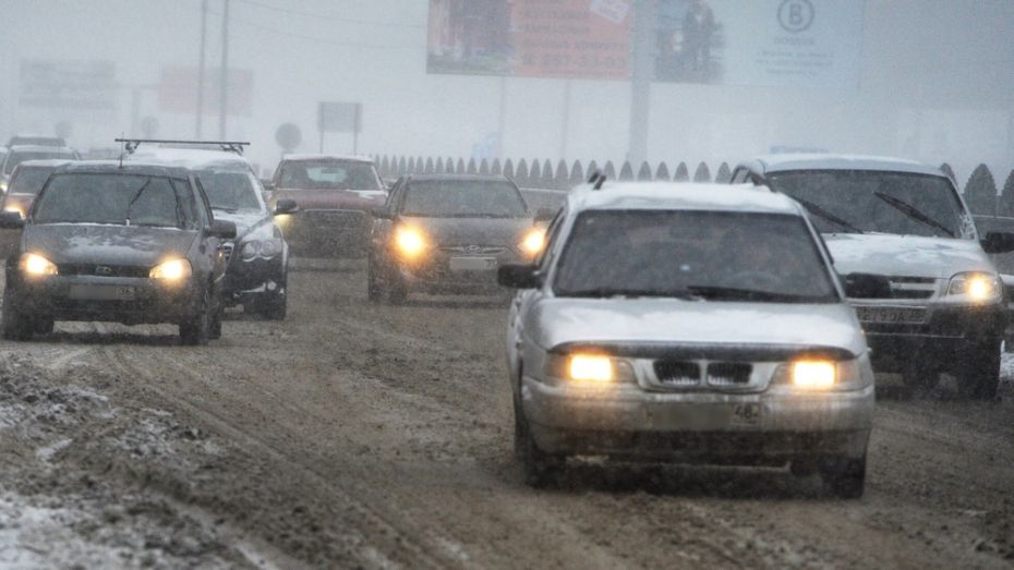 Дорожники предупредили воронежских водителей о снегопадах и гололеде на трассах