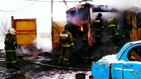 На трассе под Воронежем загорелась бытовка: пострадали двое мужчин