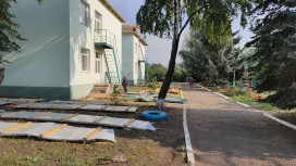Осенью всем будет теплее. Воронежские строители восстанавливают кровли детского сада в ЛНР