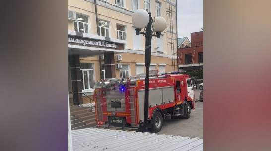 Воронежцы заметили пожарную машину у гимназии имени Басова