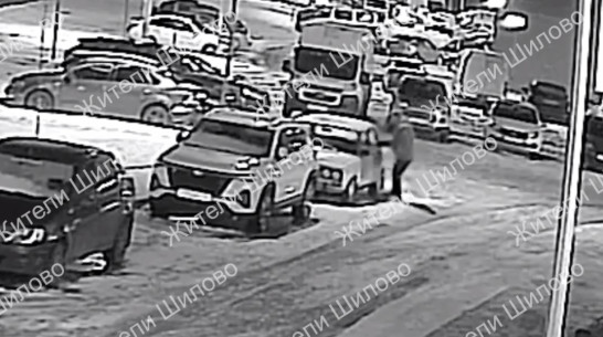 В воронежском микрорайоне Шилово молодые люди под камерами пытались угнать машину