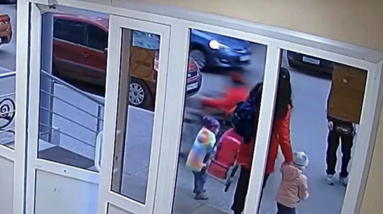 В Воронеже 5-летняя девочка едва не попала под колеса мотоцикла: видео