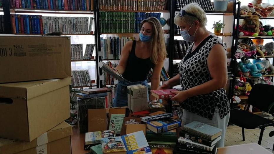 В подгоренские библиотеки передали более 200 книг