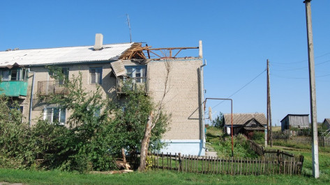 В бутурлиновском поселке Зеленый ураганный ветер повредил крыши 20 домов