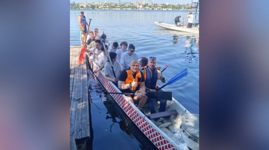 Депутат Госдумы Евгений Ревенко вместе с воронежскими студентами принял участие в заплыве на лодках «Дракон»