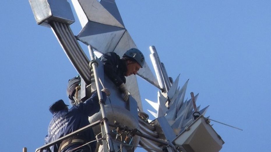 Спасатели-альпинисты сняли со шпиля башни в центре Воронежа пиратский флаг