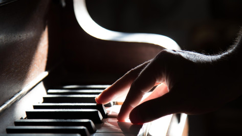 Воронежские врачи удалили пианисту опухоль пальца и спасли его карьеру