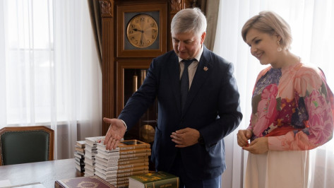 Воронежский губернатор передал книги из личной библиотеки в детсады и школы ЛНР