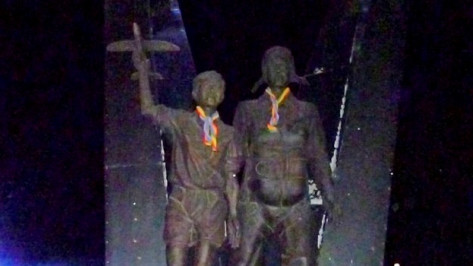 ЛГБТ-активисты надели радужные галстуки на шеи фигур бойца войск ВДВ 30-х годов и мальчика с моделью самолета в руках