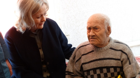 В бобровском селе Шестаково наградили 102-летнего фронтовика