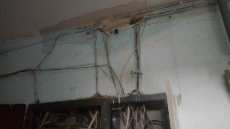 Жители затопленного подъезда в доме на улице Моисеева в Воронеже вновь остались без света