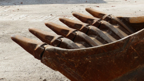 Слой грунта рухнул на 21-летнего рабочего под Воронежем: парень погиб