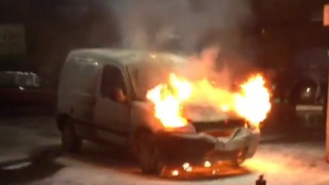 В Воронеже сгорел автомобиль Peugeot