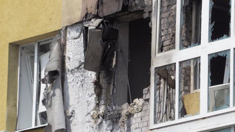 Камера в офисе сняла на видео взрыв беспилотника, упавшего на дом в центре Воронежа