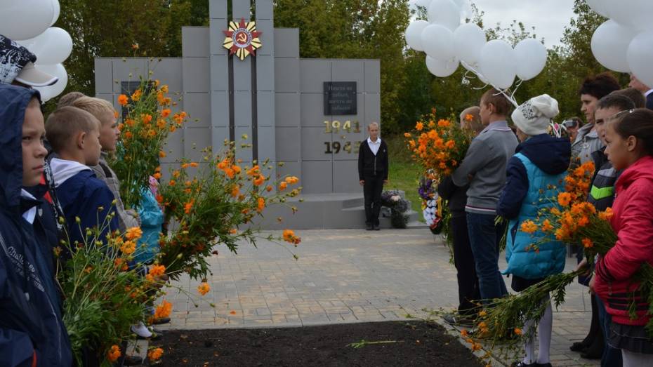 В Нижнедевицке открыли памятник погибшим в годы Великой Отечественной жителям