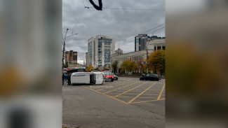 В Коминтерновском районе Воронежа перевернулся автомобиль днем 13 октября