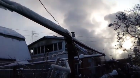 В Воронеже на видео попало тушение пожара в микрорайоне Сомово