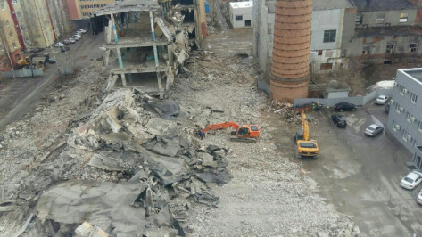 В Воронеже стена аварийного дома обрушилась на бизнес-центр