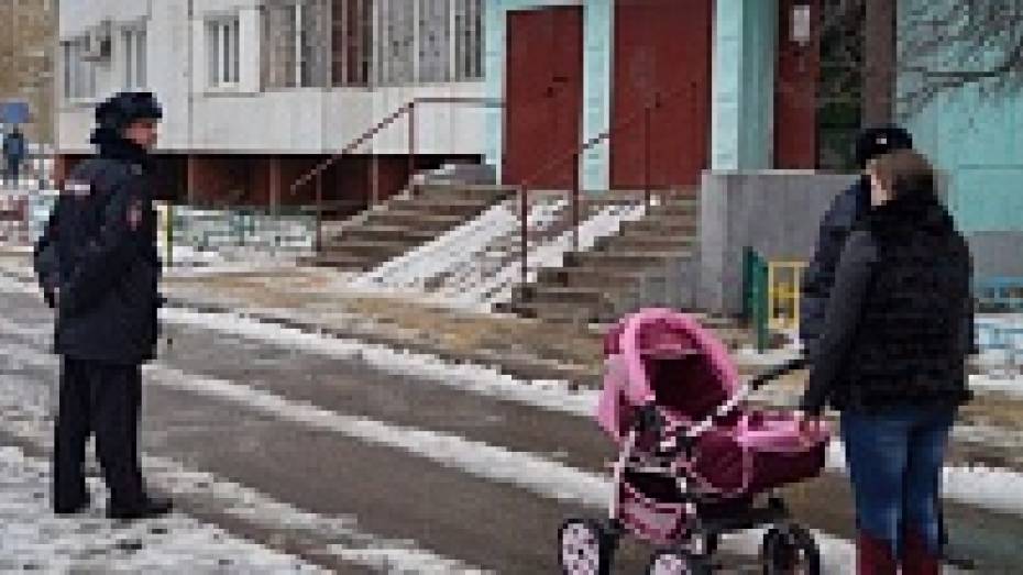 В Воронеже эвакуировали жителей многоэтажки из-за сообщения о бомбе в припаркованной машине