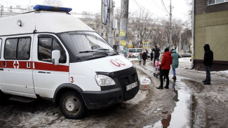 В Воронеже ледяная глыба упала на женщину с коляской на остановке