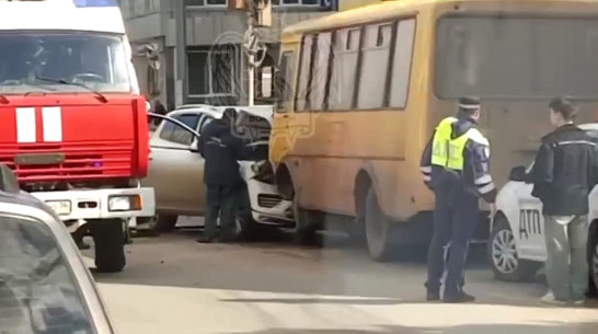 В Воронеже пенсионер на внедорожнике протаранил школьный автобус и умер: видео