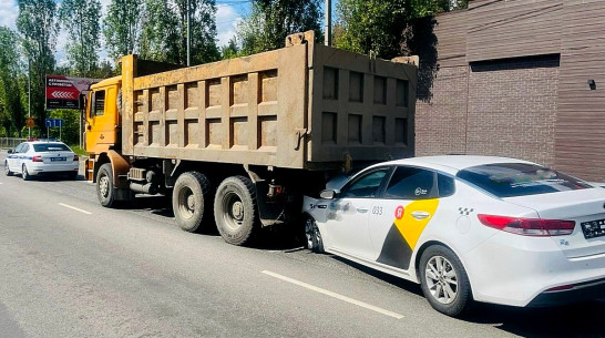 Такси влетело под самосвал в Воронеже: пострадали женщина и 4-летний ребенок