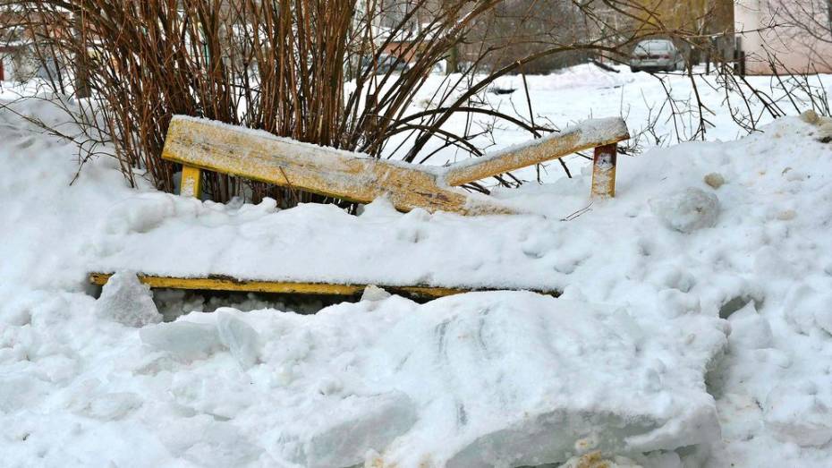 В Семилуках ледяные глыбы разбили 2 входные группы и скамейку