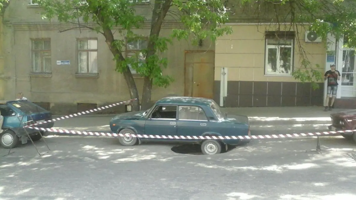 В центре Воронежа автомобиль провалился в асфальт