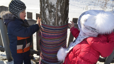В Воронежской области дети согрели деревья