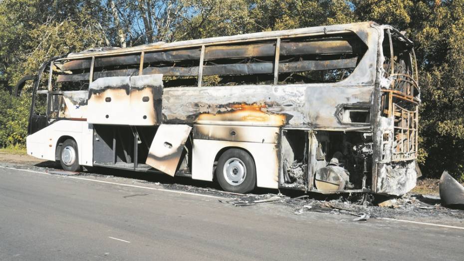 На автодороге в Богучарском районе сгорел автобус