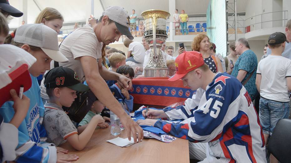 Игрок команды – обладателя Кубка Гагарина раздал в Воронеже более трехсот автографов юным хоккеистам