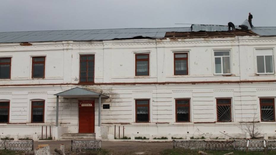 В Петропавловском районе порывистый ветер повредил крышу сельской школы 