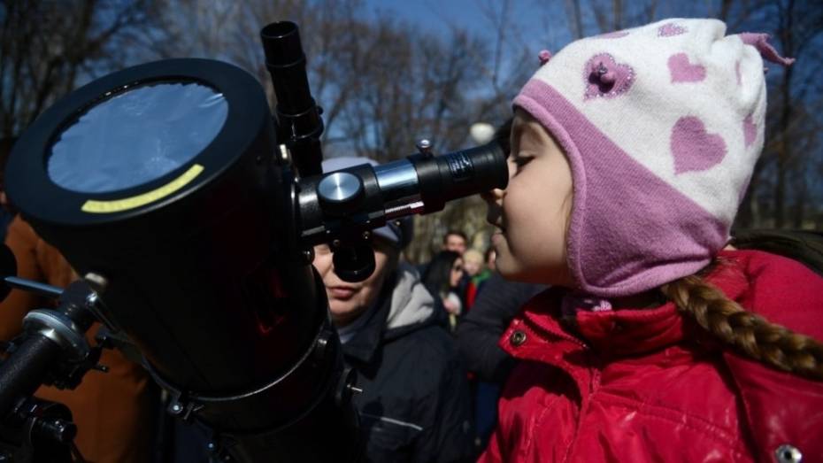 Воронежцы увидят в телескоп Луну и планеты в Международный день астрономии 