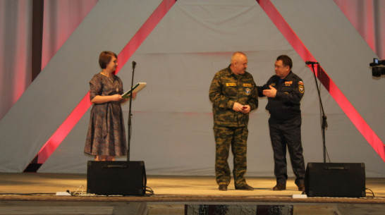 Ольховатских пожарных наградили за отвагу при ликвидации пожара на лакокрасочном заводе