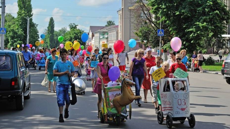 В Борисоглебске День защиты детей отметили парадом колясок