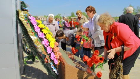 В семилукском селе открыли памятник погибшим односельчанам
