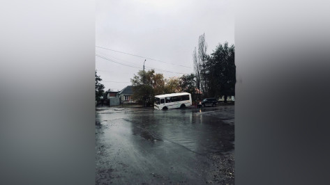 Автобус провалился в яму в Воронеже из-за коммунальной аварии