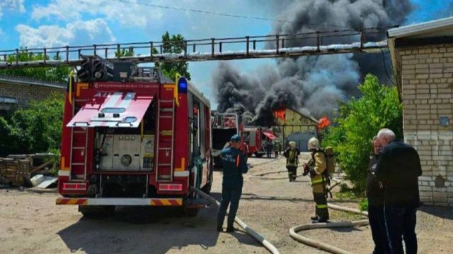 В Воронеже крупный пожар произошел на складе в Придонском: видео