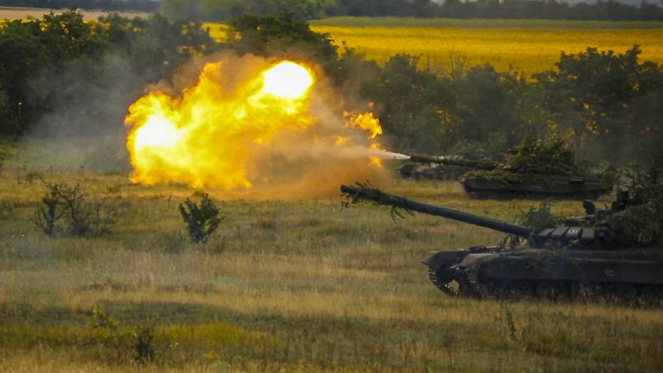 Учения танков и боевых машин пехоты в Воронежской области сняли на видео