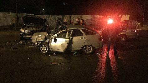 В Воронеже 3 человека пострадали при столкновении «ВАЗа» и Mercedes
