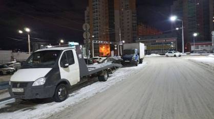 «Верх наглости»: улицу Крынина в Воронеже используют как парковку большегрузов