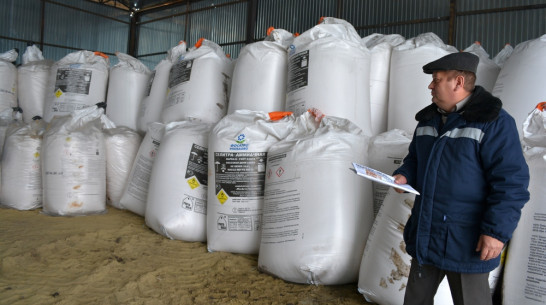 Нижнедевицкие аграрии начали завозить  минеральные  удобрения 