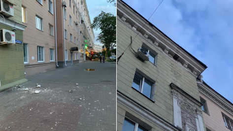 Часть облицовки фасада обрушилась с дома на площади Ленина в Воронеже