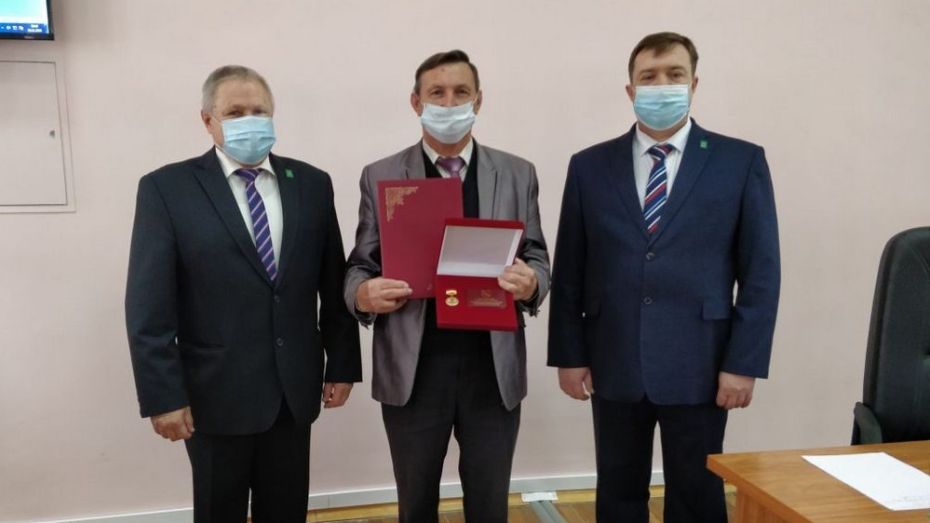 Главу Мазурского поселения Поворинского района отметили за добросовестную службу области