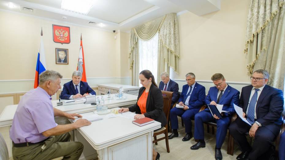 Александр Гусев выслушал просьбы граждан в приемной президента РФ в Воронежской области