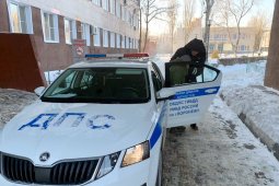 Воронежские полицейские на руках перенесли женщину в авто и отвезли в больницу