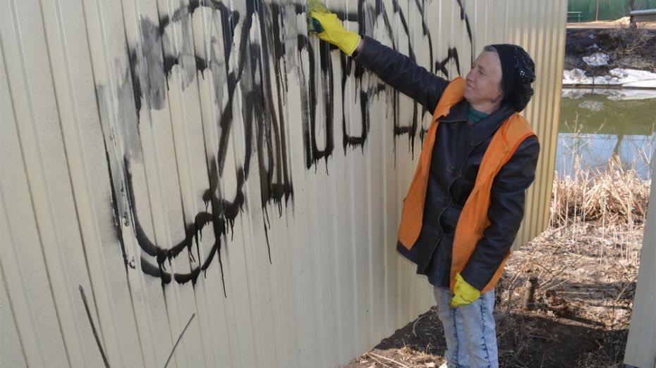 В Калаче вандалы расписали нецензурными словами забор городского сада