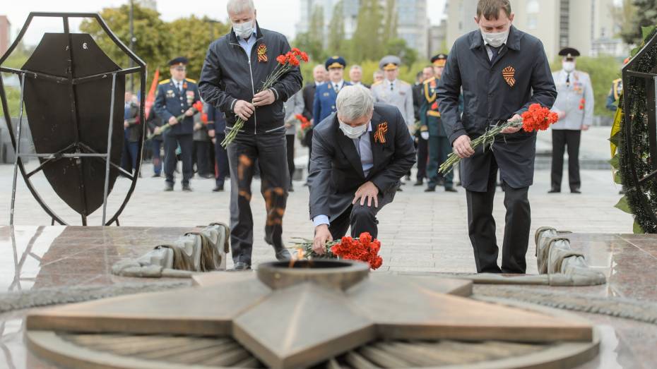 Воронежский губернатор возложил цветы к могиле Неизвестного солдата