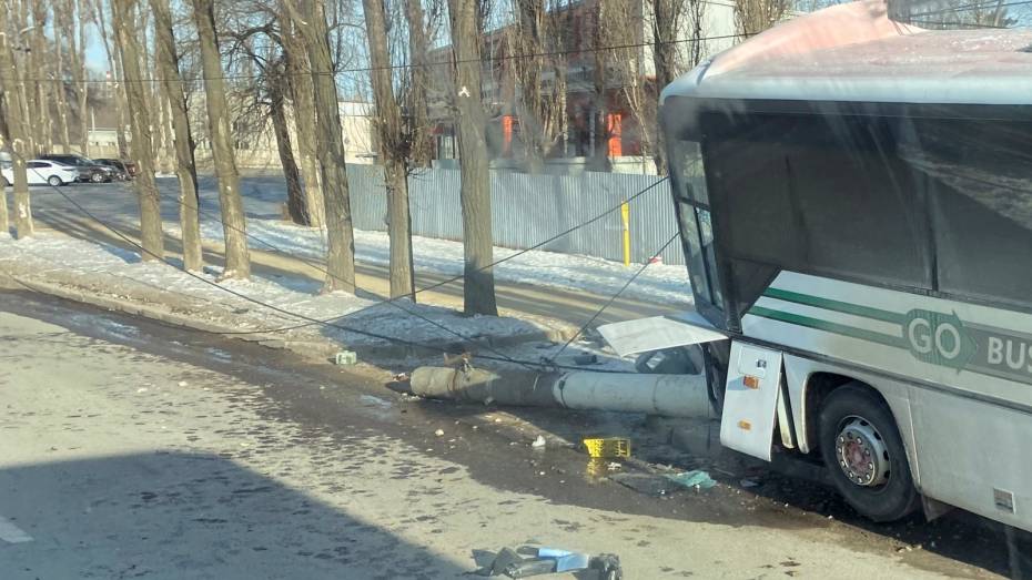 Автобус снес столб на Новосибирской улице в Воронеже